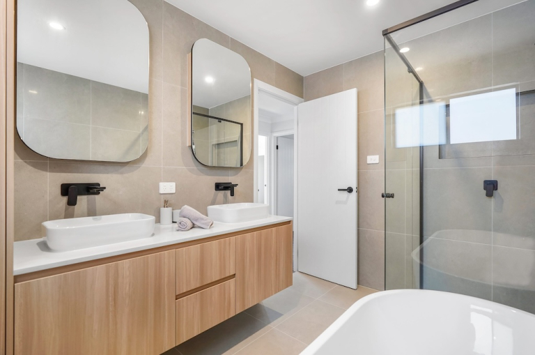 brochure - main bathroom